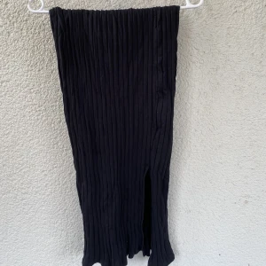 Långkjol - Längre kjol i ribbat mönster med en liten slits i mycket bra skick!
