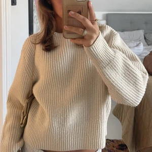 Tröja från Zara - Säljer min super fina tröja från zara som tyvärr inte kommer till användning🤍