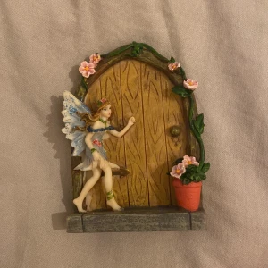 Dekoration  - Älv dörr dekoration med trä och blom detaljer. Använd köp nu!