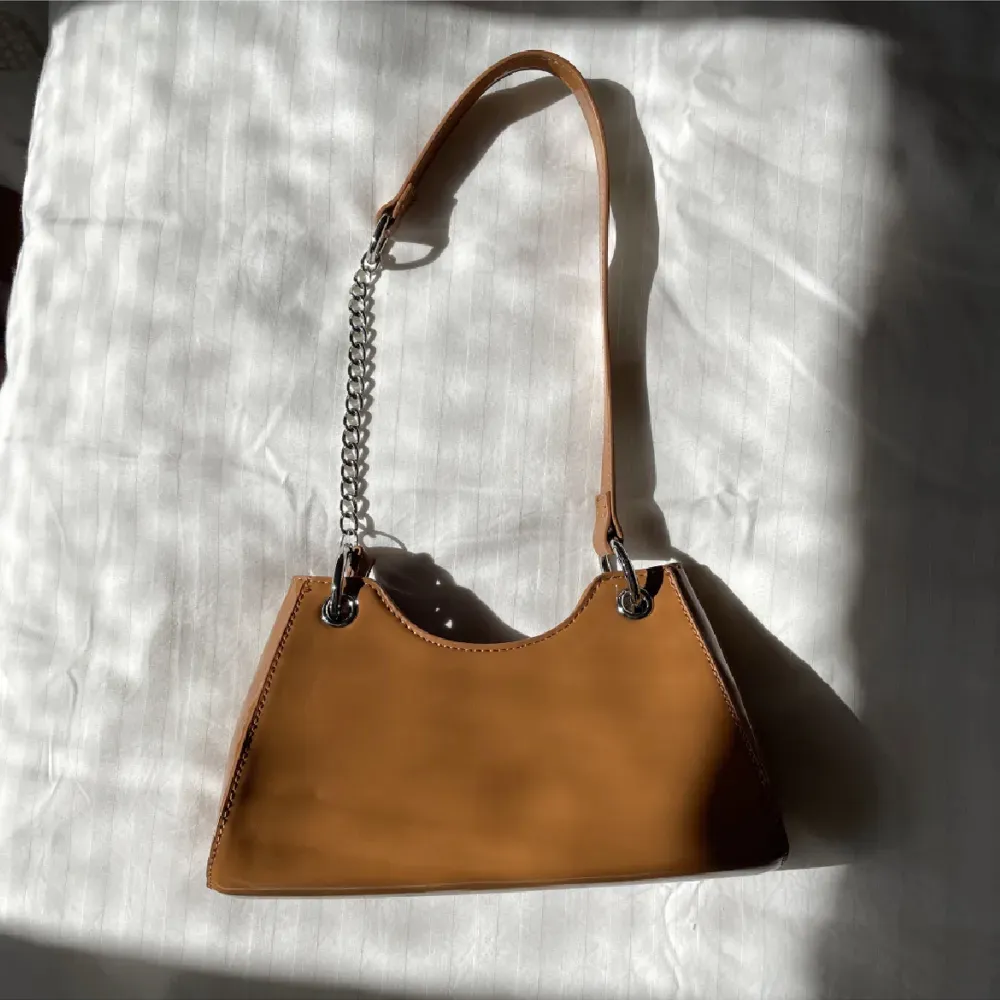 Liten glansig brun handväska. Aldrig använd 💕. Väskor.