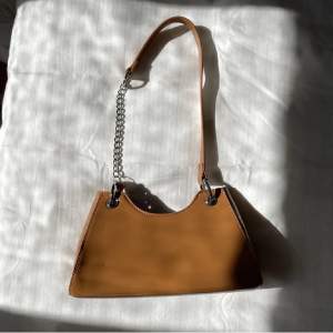 Liten glansig brun handväska. Aldrig använd 💕