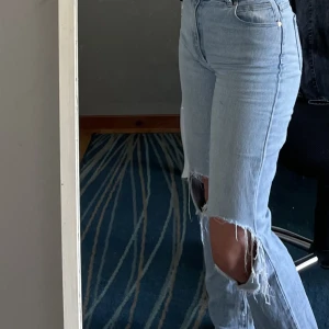 Jeans - Ett par blåa jeans i storlek W25 Bra skick✨Säljer pga lite tajta. Har en bild till (framifrån på galge)