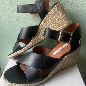 🍒SANDALETTER🍒 - 🍒CHIC SHOES🍒från &Other Stories.  Använda några få ggr, så i perfekt skick. Nypris 750kr.🍒