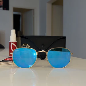 Raybans i nyskick! - Unika Ray-Bans i nyskick! Knappt använda och fodral tillkommer. Köpta från Lensway för 1 år sedan. Vid köp av flera kan paketpris diskuteras. Nypris är 1490kr. 