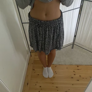 Kjol - Mönstrad kjol från märket ”Ichi” som tyvärr inte kommer till användning! Bra skick utan defekter☺️ Frakt tillkommer!