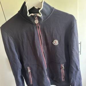Moncler Zip - Köpt på Kaspersheat för 2000kr, som ni ser på bilderna så är den risig som fan. Har orderbekräftelse osv. Storlek medium men sitter som small.