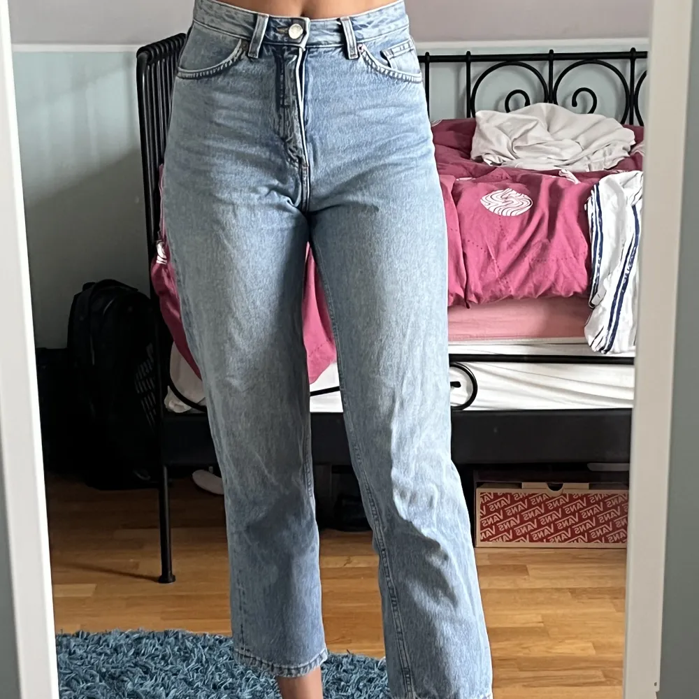 Säljer dessa Monki Taiki jeans då de inte används längre. Är 173 cm för referens, däremot är de mom jeans så modellen är kort. Skrynkliga nu då jag inte använt men kan fixas genom att stryka dem! Priset kan diskuteras, skriv för fler bilder!. Jeans & Byxor.