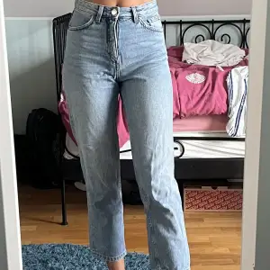 Säljer dessa Monki Taiki jeans då de inte används längre. Är 173 cm för referens, däremot är de mom jeans så modellen är kort. Skrynkliga nu då jag inte använt men kan fixas genom att stryka dem! Priset kan diskuteras, skriv för fler bilder!