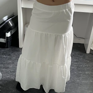Vit långkjol - Säljer denna vita långkjolen! Helt ny och oanvänd💞Går att ha både lågmidjad och högmidjad. Storlek S, jag är 160cm för referens💗  Köparen står för frakt🤍🤍