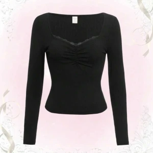 Långärmad svart tröja  - En långärmad svart tröja i ett väldigt bra skick och är helt oanvänd. 