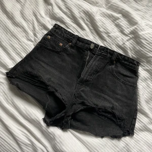 Jeansshorts  - Säljer dessa jeansshorts från zara då dom tyvörr är för små för mig🫶🏼