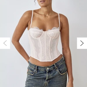 Vit korsett topp - Vit korsett från Urban Outfitters. Köpt av en annan tjej på Plick men var tyvärr för stor för mig. Hon hade använt den 1 gång, därav som ny🤍 Skriv för fler bilder 