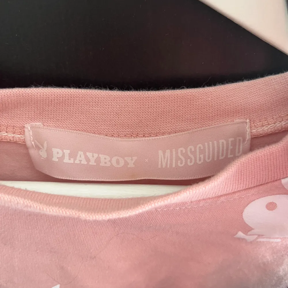 Säljer väska, Playboy tröja och rosa nitskärp Matthew Williamsson x hm. Allt säljes tillsammans😊. Väskor.