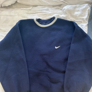 Nike sweatshirt  - Nike sweatshirt i fleece material. Säljer då den tyvärr inte kommer till användning. Stl L men skulle säga att den mer passar S/M. Köparen står för frakten. Startar budgivning om många är intresserade