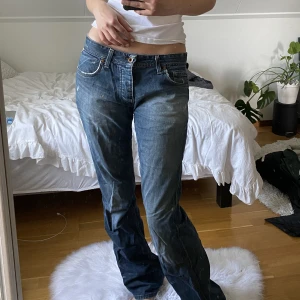 Lågmidjade jeans - Lågmidjade jeans från Jack and Jones! Acceptabelt skick, slitna längst ner (se sista bild) annars är de i väldigt bra skick. Breda ben och baggy fit.