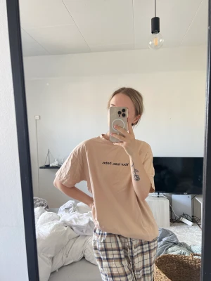 Oversized tshirt - Köpt för ett tag sen på NA-KD men som inte kommer till användning då jag inte tycker att färgen passar mig. Storlek xxs men skulle även funka till en xs & s