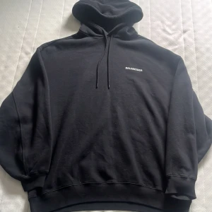 Balenciaga hoodie - Enkel balenciaga hoodie som ja köpte på nk, nästan aldrig använd då ja köpte för stor storlek, skick 10/10, nypris 8890, tryck med défilé på ryggen (”tillsammans” på franska) 