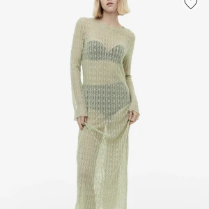 Svart Spetsklänning - Snygg svart spetsklänning från H&M. Säljs inte i svart längre, använd en gång, som ny. Köpt för 399kr.  