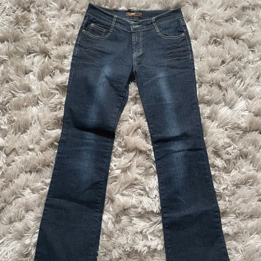 Lågmidjade mörkblå jeans med detaljer på fickorna!!köpta på second hand , storleken är S/36!! Jag är 169 och dem går hela vägen ner till fötterna på mig 🫶🏼. Jeans & Byxor.