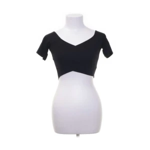 Svart topp shein - Söt svart omlott topp, köpt secondhand på Sellpy, är ifrån Shein, Storlek S. Croppad top.