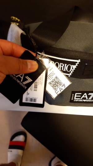 Säljer en helt ny EA7 väska har lappen och scancoden kvar. Den kom inte till användning därför säjer jag den.