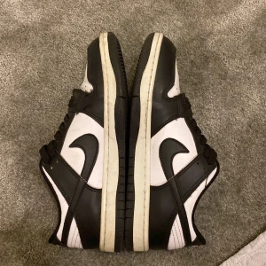 Panda dunks - Dem är för små på mig, utan box och man får med ett par crees med i storlek L.