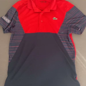 Lacoste Pike - Lacoste piké i fint skick, denna modell säljs ej längre och köptes från Lacoste sport drop