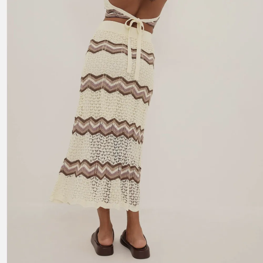 Det med kjol och haltertopp med flerfärgat mönster från na-kd 🤎🤍 Aldrig använd, prislappen kvar 😇 Nypris: 549kr Storlek: xxs . Kjolar.