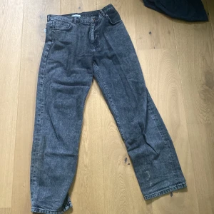 Woodbird svarta jeans - Säljer nu mina jeans ifrån woodbird då jag inte gillar passformen jeansen kostar 1000kr nypris men jag säljer dom för 300