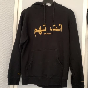 You matter hoodie - Tjock och mjuk svart you matter hoodie med guldig text