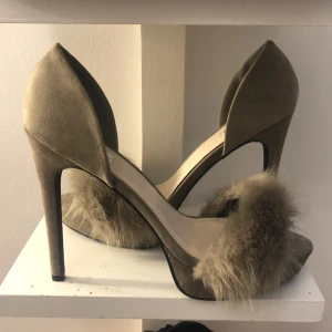 Höga klackskor  - Köpta från nelly.com har aldrig använd dom utan endast testat dom och haft inne. Dom är som gått som nya inga defekter eller tecken på användning. 