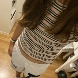 T-shirt - Tajt, kort, randig t-shirt. I gott skick. 