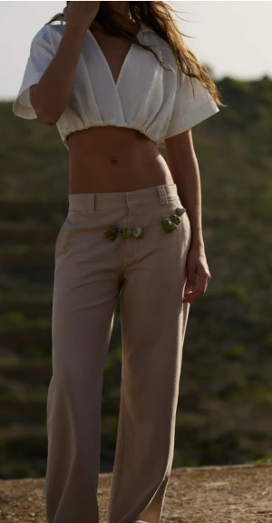 Beiga byxor från Zara - Säljer dessa superfina oandvända byxor från Zara!! 