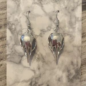 Egengjorda örhängen  - Superfina egengjorda örhängen med ett fågelhuvud i silver! Detta fågelhuvudet är lite bredare men kortare än de andra jag säljer! ❤️priset ligger därav på 95kr ( man får med två par fågelhuvuden) frakten ligger på 20kr alltså ej spårbart! 