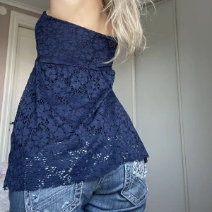 Mörkblått linne - Jättesnyggt linne utan ärmar. Avklippt nedtill men det är inget som syns märkvärt. Står ingen storlek men passar mig som bär XS/S 🦋