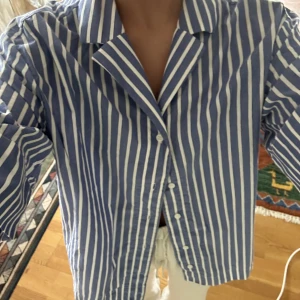 Monki skjorta - Blå vit randig skjorta från Monki som blivit använd en gång!! Köparen står för frakten🥰