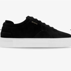 skor - Här får ni ett par snygga fräscha axel arigato skor för endast 660kr! Nypris 2500, bra skick, putsa sulan lite och dom är som nya! 🤩 Påse (äktahetsbevis) medföljer vid köp. GRATIS FRAKT😍