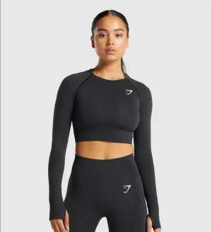 Gymshark toppar - Två stycken toppar/tröjor från gymshark, båda i stolek S. Använda men fortfarande i super fint skick. Skriv i pm om intresserad av båda för paketpris. Priset i annonsen är styck.🤍  Svarta är såld!!