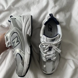 New balance 530  - Säljer mina new balance 530 i vit med mörk blå detaljer. Har andvänts FÅTAL gånger så är absolut i nyskick. Säljer då jag insett att jag köpt en för liten storlek🫶🏼 . Nypris 1349kr på Junkyard. Sänkt pris för behöver bli at med dom 