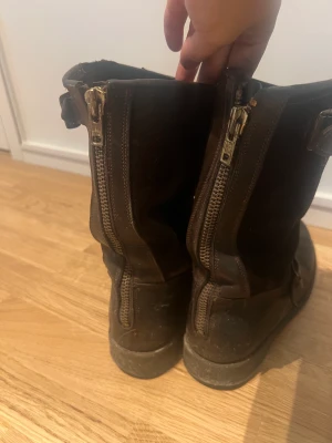 Primeboots bruna - Använda fåtal gånger. Halv Mocka och dragkedja 