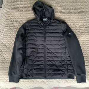 Calvin Klein jacka  - slutsåld jacka från Calvin Klein, perfekt till hösten🍁aldrig använd så perfekt skick. köptes för 2799kr, spårbar&rekomenderad frakt ingår! Använd ej köp nu