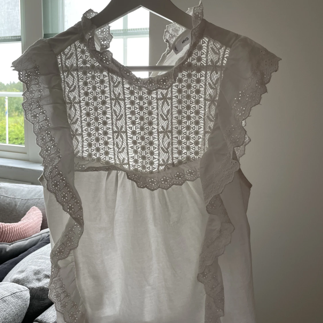 Topp med volangärmar  - 90