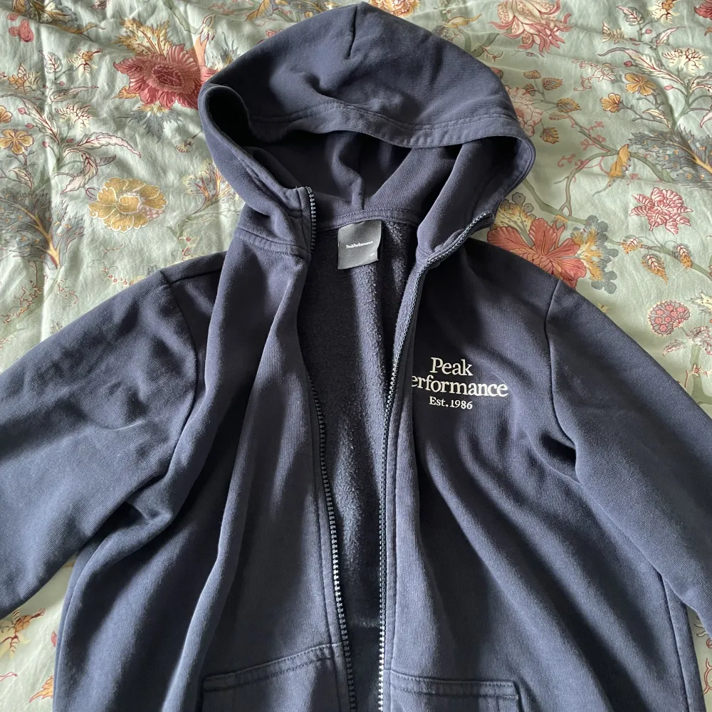 mörkblå peak performance hoodie i strl 160❤️ bra skick men syns att den är använd🫶🏼 köpare står för frakt❤️. Hoodies.