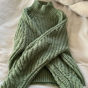 Stickad tröja  - Jättesöt stickad tröja i fin färg ❤️ använt väl men fortfarande i väldigt fint skick ❤️ Storlek Xs, pris kan diskuteras ❤️