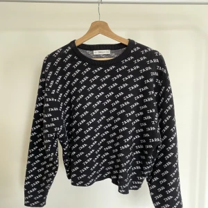 Tröja från Zara - Stickad, lite croppad, tröja i storlek M. Något nopprig (ses på bild). 