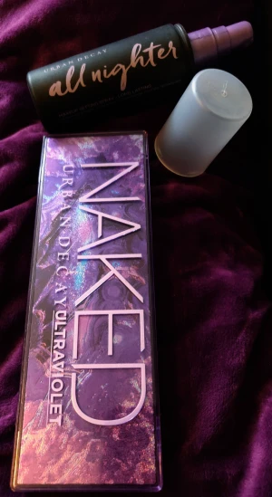 Urban Decay Bundle Ultraviolet paletten + all nighter setting spray - Urban Decay - Ultraviolet paletten samt den ikoniska settingsprayen All nighter. Sprayen innehåller ca 1/3, detta räcker länge då det behövs väldigt lite produkt för en snygg finish! Rengjot och steriliserat med professionella make up produkter ✨🤍