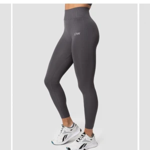 Icaniwill define seamless tights  - Använda max 3 gånger. Jättebra skick! Supersköna och snygga! Säljes pga fel storlek.  Modellen heter define seamless 