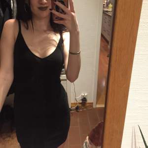 Glittrig svart klänning i storlek 34 😊