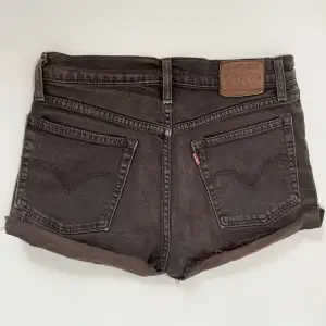 midja: 75 🤍 mörkbruna vintage Levis jeansshorts 🤍 jag är 171cm, stl S/36/28 🤍 läs POLICY & FRAKT (i gillade inlägg) innan du skriver 🤍 använd gärna ”köp nu” 🤍 