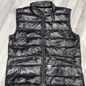 Moncler Väst Strlk 1/S - Hej säljer nu min Moncler Gui Väst Storlek 1 / S, väldigt sparsamt använd 10/10, nästan helt ny pga fel storlek. Det finns Tag även NFC Scan, Scan på märket inga konstigheter.